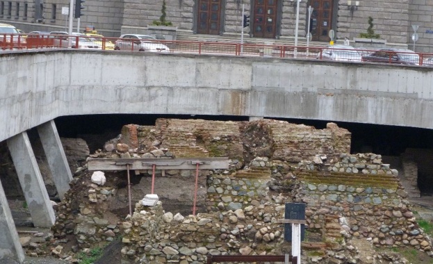 Културният министър цъфна изненадващо на Ларгото 