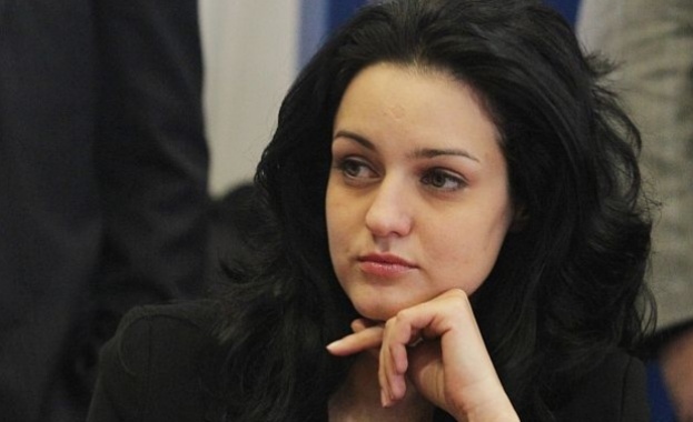 Калина Крумова: Вълнуваме се повече от снега, отколкото от посланието на Пеевски Калина Крумова: Вълнуваме се повече от снега, отколкото от посланието на Пеевски