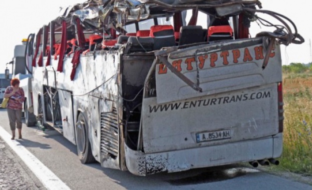 Автобусът-ковчег на „Ентуртранс” бил пред разпад месеци преди трагедията