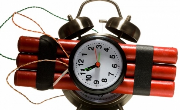 Най малко седем души включително две деца загинаха при самоубийствен бомбен