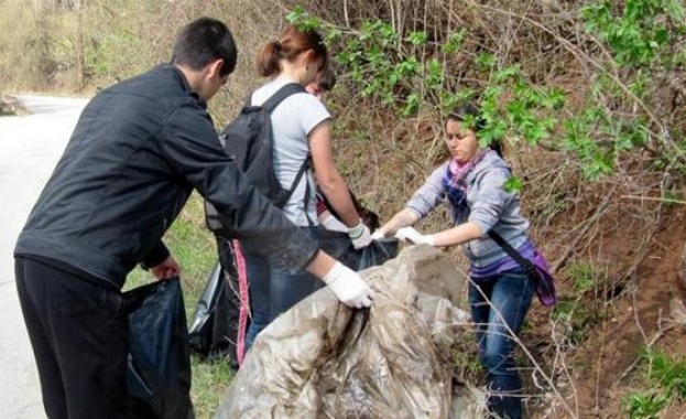Пролетно почистване в Благоевград и Варна