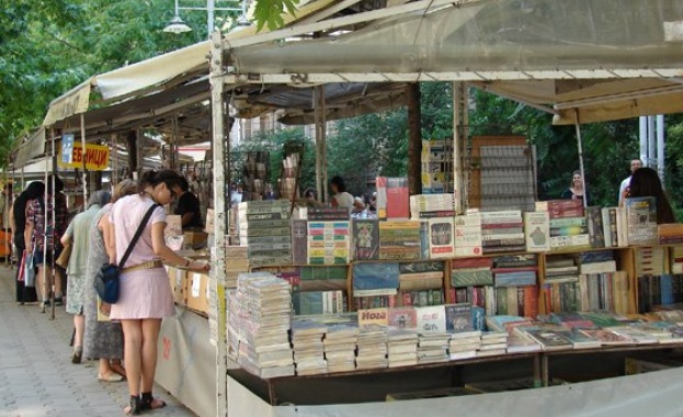 Махат временно книжния базар от "Славейков" заради ремонт