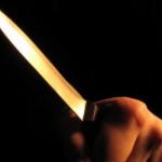 Мъж намушка с нож друг пред Народния театър в София