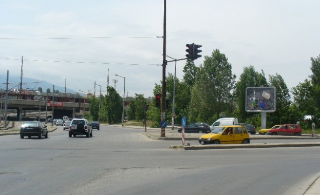 Заради ремонт в двете крайни външни ленти на пътя от