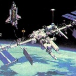 Центърът за управление на полетите инструктира руските космонавти да се прехвърлят в космическия кораб "Союз"