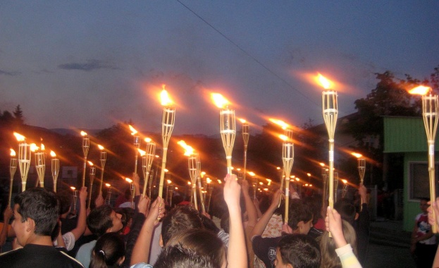 Ученици и учител пострадаха при факелно шествие в Гърмен