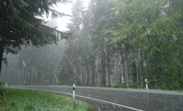 Силно затруднено и днес е движението по пътищата