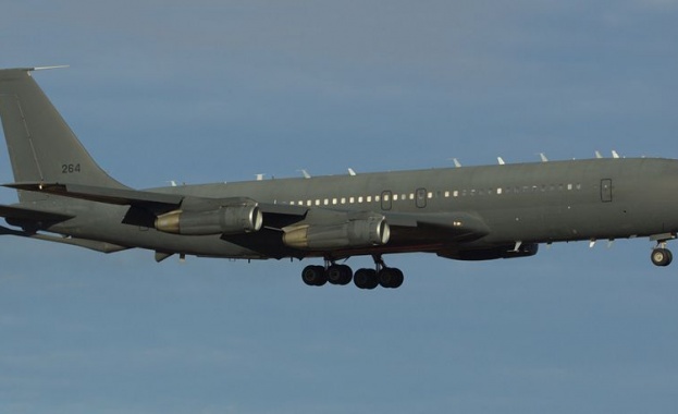 "Боинг 737-800" със 157 пътници на борда кацна аварийно в Русия
