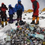 Чистят над 100 т боклук на Еверест