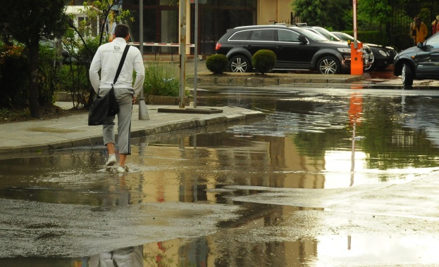 Пороите потопиха и "Слънчев бряг", на туристите не им пука