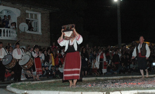 Нестинари танцуват в село Българи