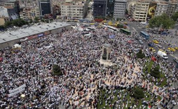 Полицията в Истанбул е използвала сълзотворен газ, за да разпръсне протестиращите в Деня на труда