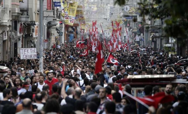 Без отпуска за 3 млн. турски чиновници след опита за преврат