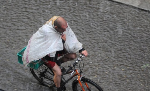 Едночасов порой превърна казанлъшките улици в реки /видео/