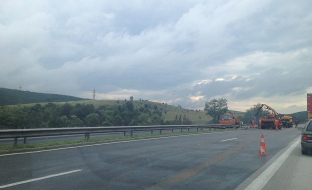 До 17.00 ч. днес движението от км 11 до км 13 на АМ "Тракия" в посока Пловдив се осъществява в активната лента