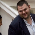 Пеевски си върви. Народът си лае...