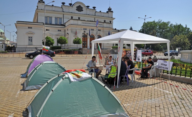 Задигнаха палатка на протестиращите  