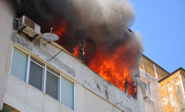 Двама пострадаха сериозно при пожар във Варна 