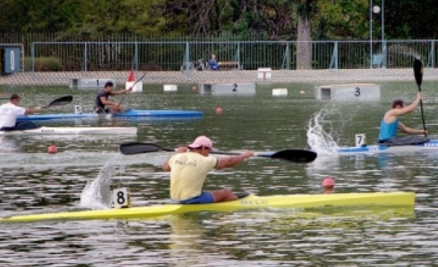 70 момчета и момичета най добрите гребци на САЩ на