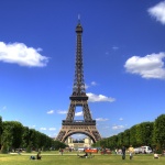 Айфеловата кула е затворена за туристи след сблъсъците между феновете и полицията на Евро-2016