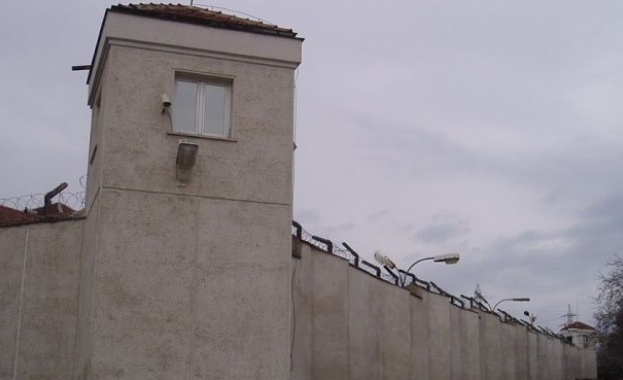 Надзиратели протестираха пред варненския затвор