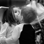 Забраниха прегръдките и целувките в Хърватия 