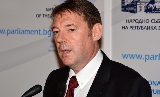 Писанчев: ДАНС не работи по издирването на Сертов