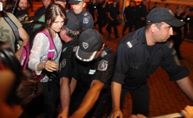 Протестиращи пред парламента чакат депутатите 