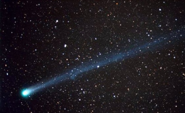 Коледна комета в небето тази нощ
