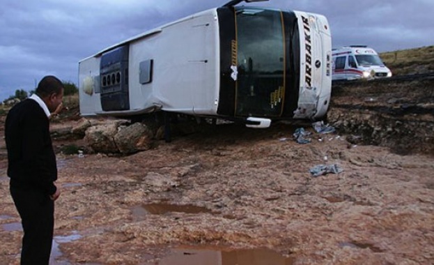 Автобусна катастрофа отне живота на 17 души в Турция