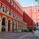 Драматичният театър в Пловдив излиза от залата. Постановки сред природата 