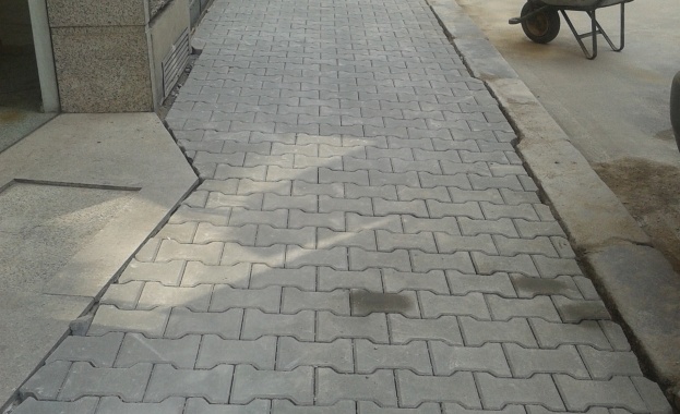 Мъж пропадна в дупка на тротоар в Пловдив на ул