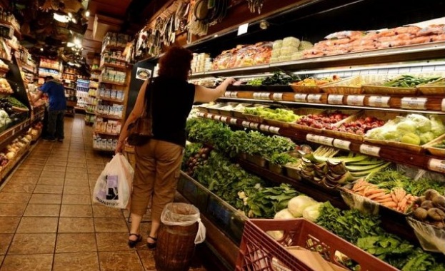 Продължава спадът на цените на повечето от основните хранителни стоки на борсите у нас