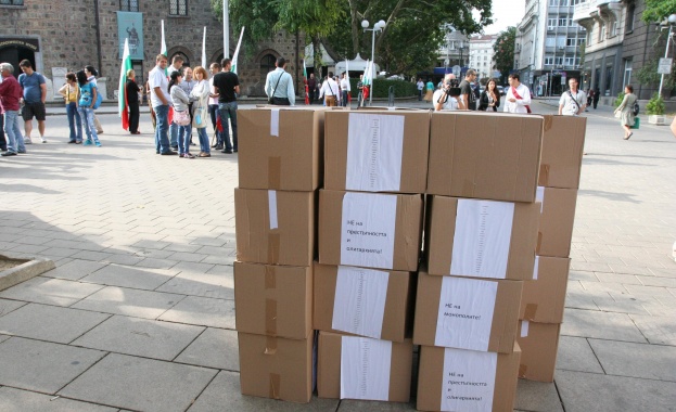 Блогър: Нищо няма да се случи с партиите, използвали личните данни на други хора