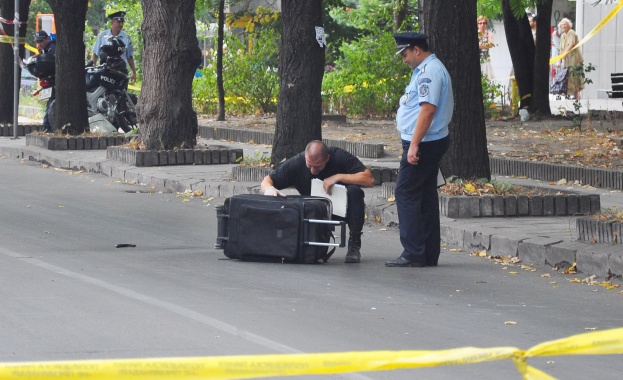 Изоставен куфар отцепи Червения площад във Варна