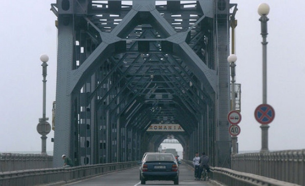 10-километрова опашка от камиони се изви пред "Дунав мост"