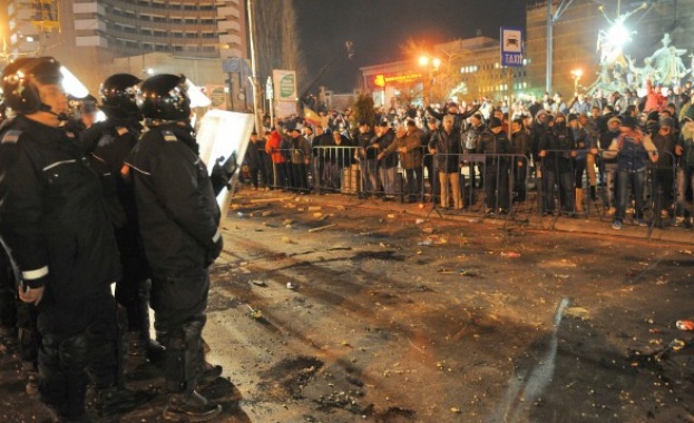 Оставка подаде и вицепремиерът и вътрешен министър на Румъния