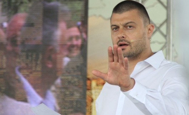 Бареков: Плевнелиев да свали имунитета си незабавно