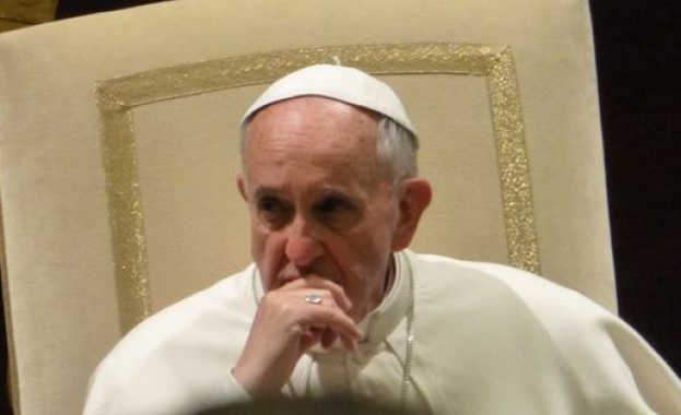 Папа Франциск: Преклонението пред „бога на парите“ породи бежанската криза