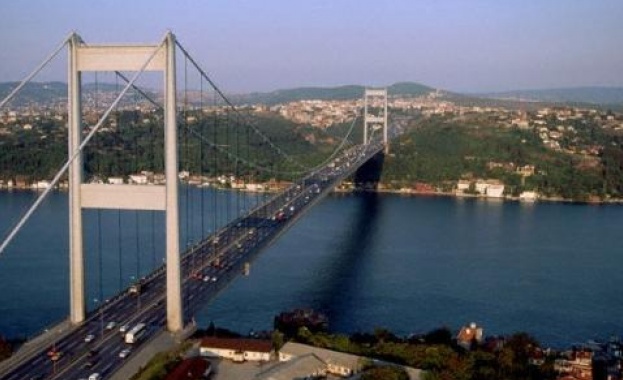 Четирима души са ранени при срутване на платформата на луксозен