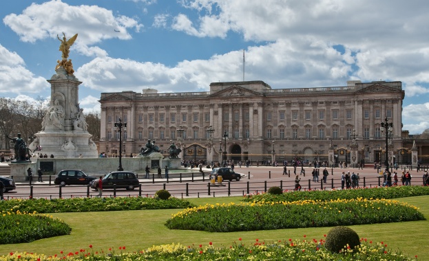 Кралица Елизабет II ще освободи стаите си в Бъкингамския дворец през 2025-а заради ремонт 