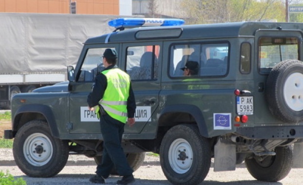 Заловиха 45 бежанци на западната граница