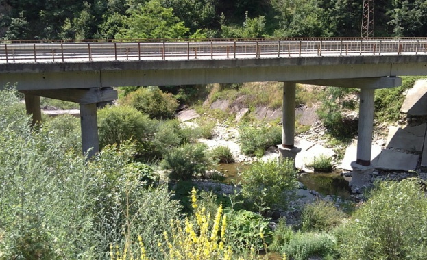 Мост над река Искър остана без едното си носещо въже