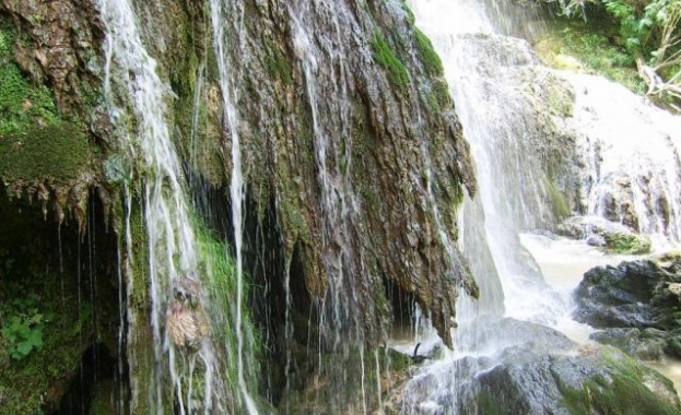 Вдигат с въжета скалите, затрупали туристите на Крушунските водопади