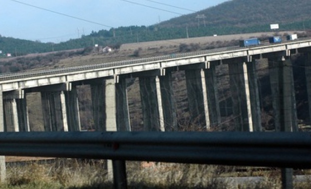 Подкопани колони по виадуктите на магистрала „Струма"