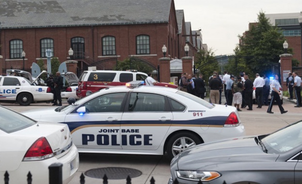 Неизвестен застреля двама полицаи в Калифорния 