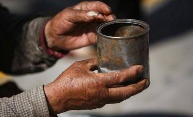 Българи карали инвалид да проси, прибирали му парите 