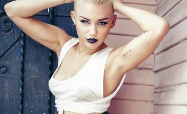 Певицата Майли Сайръс редовно придружавала приятеля си Коди Симпсън в