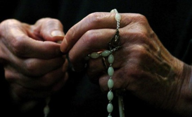 800 души бяха евакуирани от църква във Франция заради подозритен автомобил