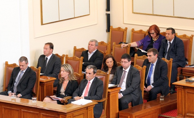 Парламентът обсъжда втория вот на недоверие